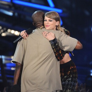 Kanye West  reçoit le Michael Jackson Video Vanguard Award des mains de Taylor Swift los des MTV Video Music Awards à Los Angeles, le 30 août 2015