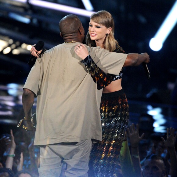 Kanye West  reçoit le Michael Jackson Video Vanguard Award des mains de Taylor Swift los des MTV Video Music Awards à Los Angeles, le 30 août 2015