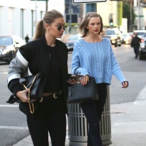 Exclusif - Taylor Swift et Gigi Hadid se rendent dans un salon de beauté à Beverly Hills le 5 février 2016.