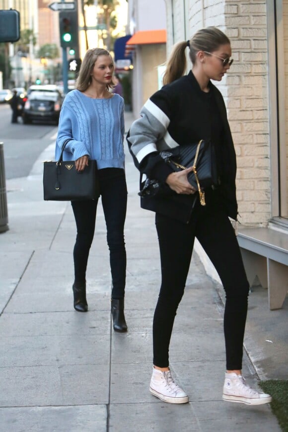 Exclusif - Taylor Swift et Gigi Hadid se rendent dans un salon de beauté à Beverly Hills le 5 février 2016.