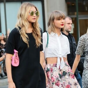 Taylor Swift et Gigi Hadid se promènent dans les rues de New York, le 29 mai 2015