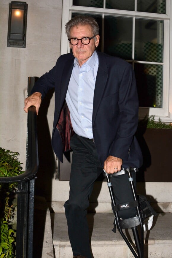 Exclusif - prix spécial - Harrison Ford, qui s'est cassé la jambe sur le tournage de "Star Wars : Episode VII" sort d'un immeuble à Londres le 29 juin 2014