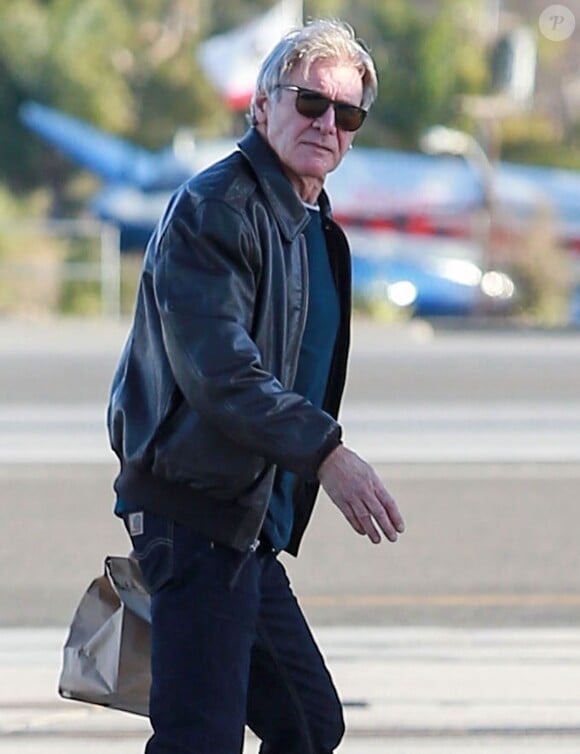 Exclusif - Harrison Ford embarque dans son jet privé à Santa Monica, le 7 janvier 2016