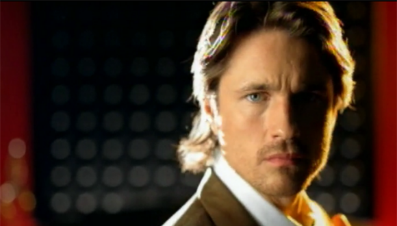 Martin Henderson dans le clip de Toxic en 2004.
