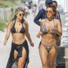 Devin Brugman et Natasha Oakley se promènent en bikini sur une plage à Miami, le 8 février 2016.