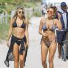 Les bloggeuses mode Devin Brugman et Natasha Oakley se promènent en bikini sur une plage à Miami, le 8 février 2016.