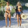 Les bloggeuses mode Devin Brugman et Natasha Oakley se promènent en bikini sur une plage à Miami, le 8 février 2016.