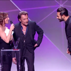 Johnny Hallyday reçoit la Victoire de l'album de chansons de l'année au côté de Yodelice (Maxim Nucci) qui a produit l'album "De l'amour" - Victoires de la musique au Zénith de Paris, le 12 février 2016.
