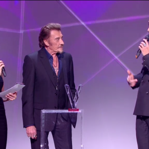 Johnny Hallyday reçoit la Victoire de l'album de chansons de l'année au côté de Yodelice (Maxim Nucci) qui a produit l'album "De l'amour" - Victoires de la musique au Zénith de Paris, le 12 février 2016.