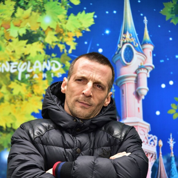 Mathieu Kassovitz et ses enfants, au spectacle La Forêt De l'Enchantement, à Disneyland Paris, le 12 février 2016, à Marne-la-Vallée. © Gian Gorassini