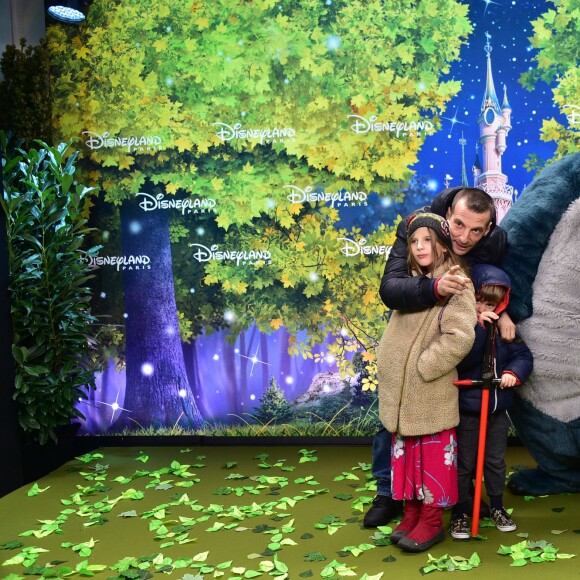 Mathieu Kassovitz et ses enfants, au spectacle La Forêt De l'Enchantement, à Disneyland Paris, le 12 février 2016, à Marne-la-Vallée. © Gian Gorassini