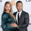 Chrissy Teigen et John Legend lors du gala Pre-GRAMMY en l'honneur de Irving Azoff, organisé au Beverly Hilton Hotel de Beverly Hills, Los Angeles, le 14 février 2016.