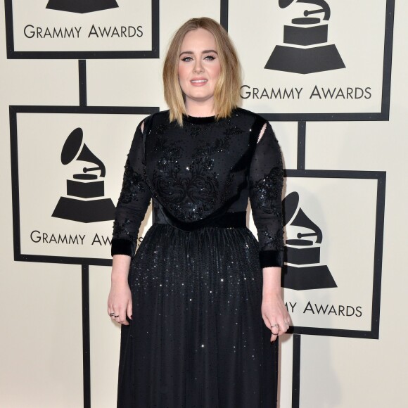 Adele sur le tapis rouge des Grammy Awards, au Staples Center de Los Angeles, le 15 février 2016