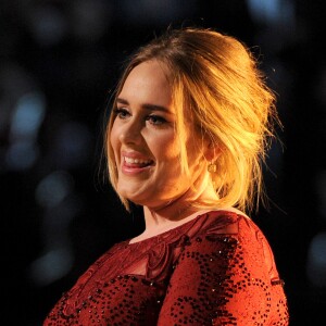 Adele sur scène lors des Grammy Awards au Staples de Los Angeles, le 15 février 2016