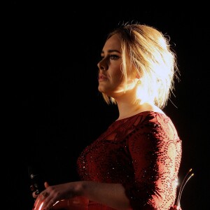 Adele sur scène lors des Grammy Awards au Staples de Los Angeles, le 15 février 2016