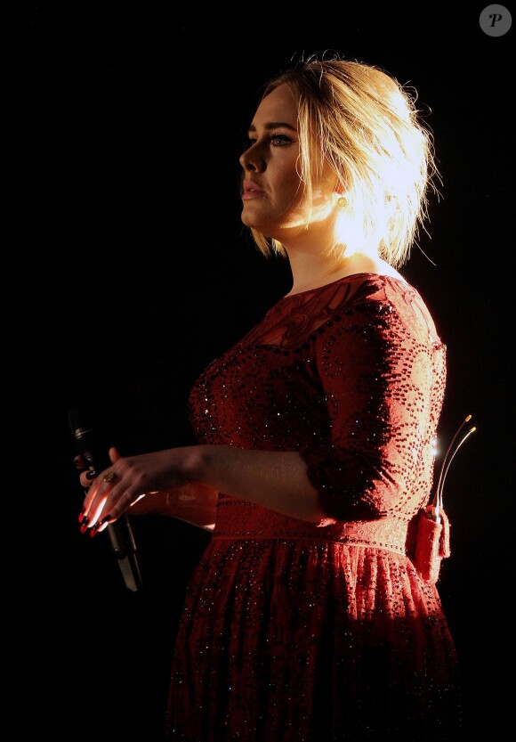 Adele sur scène lors des Grammy Awards au Staples de Los Angeles, le 15 février 2016