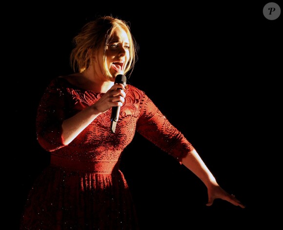 Adele sur scène lors des Grammy Awards au Staples de Los Angeles, le 15 février 2016