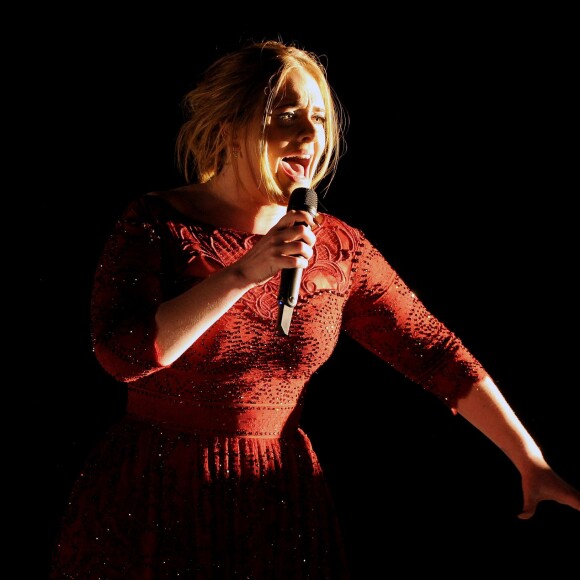 Adele sur scène lors des Grammy Awards au Staples de Los Angeles, le 15 février 2016