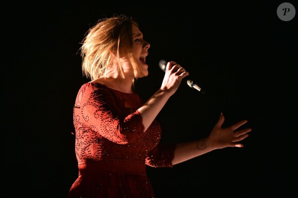 Adele sur scène lors des Grammy Awards au Staples de Los Angeles, le 15 février 2016
