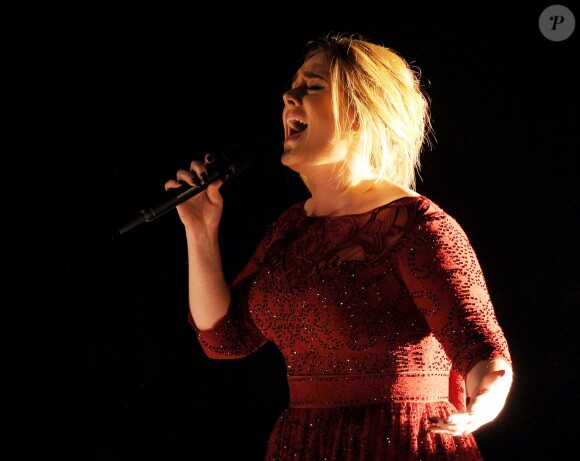 Adele sur scène lors des Grammy Awards au Staples de Los Angeles, le 15 février 2016