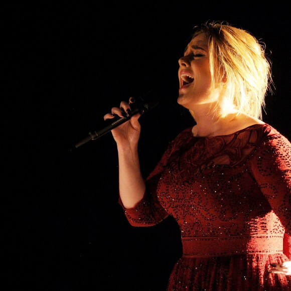 Adele sur scène lors des Grammy Awards au Staples de Los Angeles, le 15 février 2016