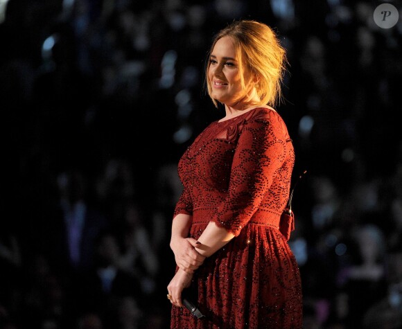 Adele sur scène lors des Grammy Awards au Staples de Los Angeles, le 15 février 2016