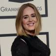 Adele sur le tapis rouge des Grammy Awards, au Staples Center de Los Angeles, le 15 février 2016