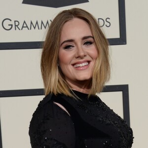 Adele sur le tapis rouge des Grammy Awards, au Staples Center de Los Angeles, le 15 février 2016