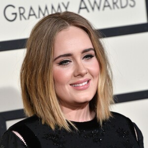 Adele sur le tapis rouge des Grammy Awards, au Staples Center de Los Angeles, le 15 février 2016