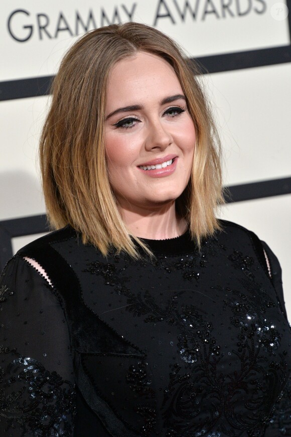 Adele sur le tapis rouge des Grammy Awards, au Staples Center de Los Angeles, le 15 février 2016