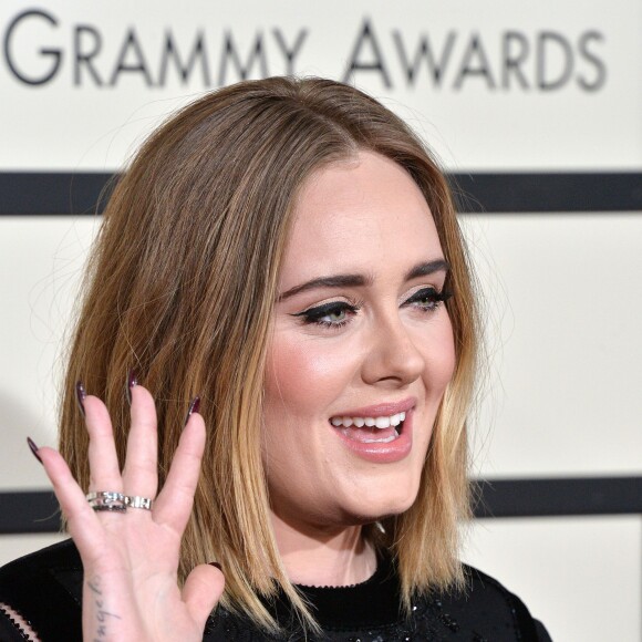 Adele sur le tapis rouge des Grammy Awards, au Staples Center de Los Angeles, le 15 février 2016