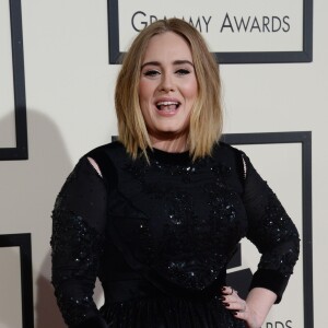 Adele sur le tapis rouge des Grammy Awards, au Staples Center de Los Angeles, le 15 février 2016