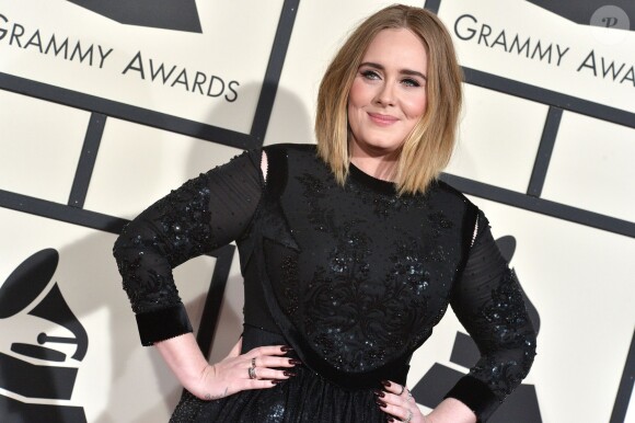 Adele sur le tapis rouge des Grammy Awards, au Staples Center de Los Angeles, le 15 février 2016