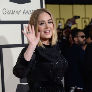 Adele sur le tapis rouge des Grammy Awards, au Staples Center de Los Angeles, le 15 février 2016