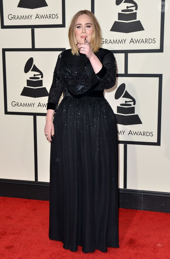 Adele sur le tapis rouge des Grammy Awards, au Staples Center de Los Angeles, le 15 février 2016