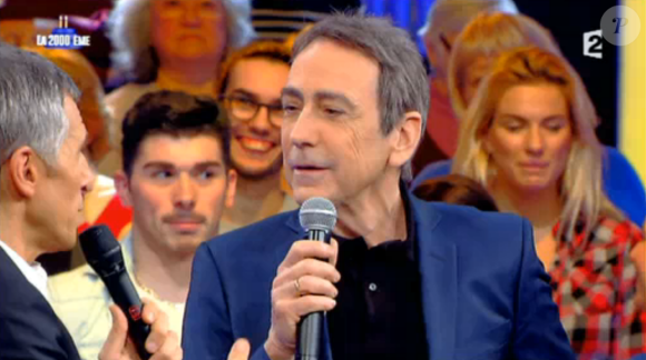 Alain Chamfort, invité surprise du 2000e numéro du jeu "N'oubliez pas les paroles" sur France 2. Le 15 février 2016.