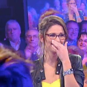 Pascal Obispo, invité surprise du 2000e numéro du jeu "N'oubliez pas les paroles" sur France 2. Le 15 février 2016. Il fait pleurer une candidate.