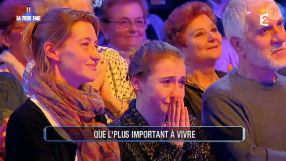 Pascal Obispo, invité surprise du 2000e numéro du jeu "N'oubliez pas les paroles" sur France 2. Le 15 février 2016. Le public est en larmes.
