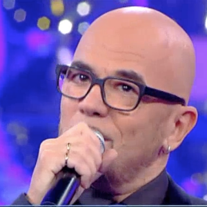 Le chanteur Pascal Obispo, invité surprise du 2000e numéro du jeu "N'oubliez pas les paroles" sur France 2. Le 15 février 2016.