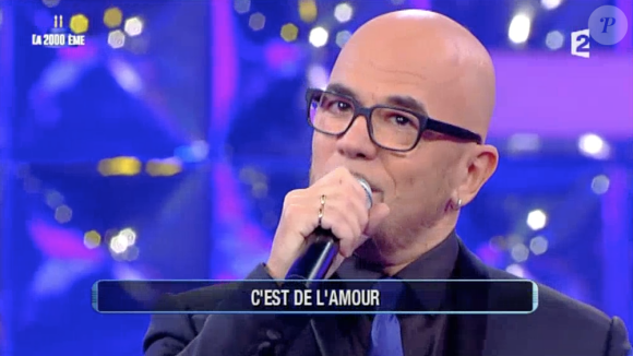 Le chanteur Pascal Obispo, invité surprise du 2000e numéro du jeu "N'oubliez pas les paroles" sur France 2. Le 15 février 2016.