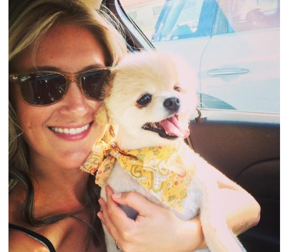 Lex McAllister qui a participé à la quatorzième saison du Bachelor US et qui est décédée ce 16 février, a publié une photo d'elle avec son chien sur sa page Facebook le 13 août 2015.