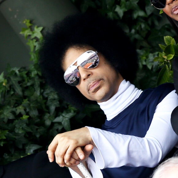 Le chanteur Prince assiste au match entre Rafael Nadal et Dusan Lajovic lors des Internationaux de France de tennis de Roland-Garros à Paris, le 2 juin 2014.