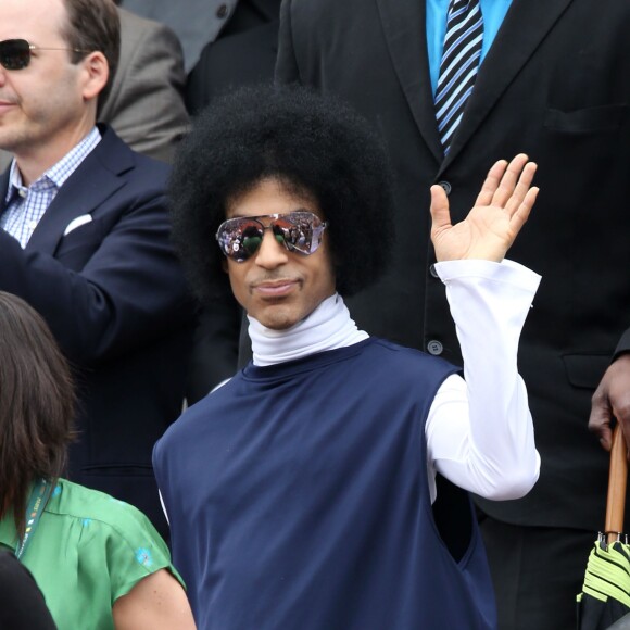 Le chanteur Prince assiste au match entre Rafael Nadal et Dusan Lajovic lors des Internationaux de France de tennis de Roland-Garros à Paris, le 2 juin 2014.