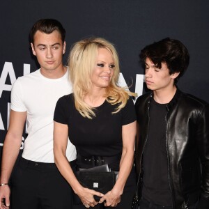 Pamela Anderson et ses fils Brandon Lee et Dylan Lee au défilé Saint-Laurent à Hollywood le 10 février 2016.