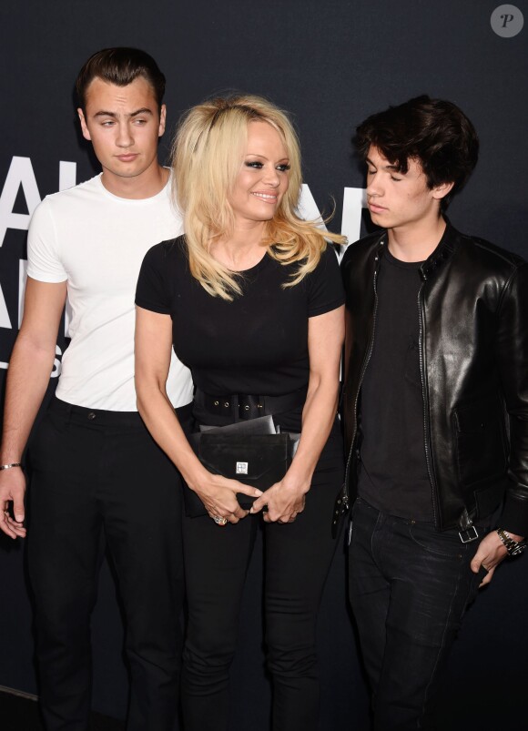 Pamela Anderson et ses fils Brandon Lee et Dylan Lee au défilé Saint-Laurent à Hollywood le 10 février 2016.