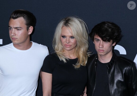 Pamela Anderson et ses fils Brandon Lee et Dylan Lee au défilé Saint Laurent à Hollywood le 10 février 2016.