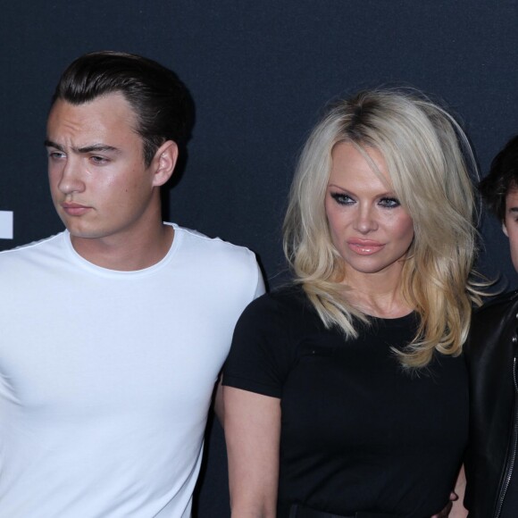 Pamela Anderson et ses fils Brandon Lee et Dylan Lee au défilé Saint Laurent à Hollywood le 10 février 2016.
