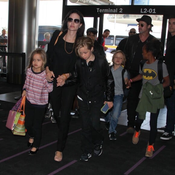 Brad Pitt, sa femme Angelina Jolie et leurs enfants Maddox, Pax, Zahara, Shiloh, Vivienne et Knox prennent l'avion à l'aéroport de Los Angeles, le 6 juin 2015.