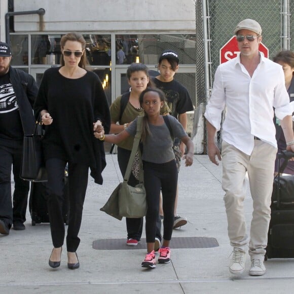 Angelina Jolie et Brad Pitt arrivent à l'aéroport de Los Angeles avec leurs enfants Zahara et Maddox en provenance de Londres, le 14 juin 2014.