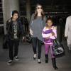 Angelina Jolie arrive à l'aéroport de Los Angeles avec ses enfants Maddox et Zahara, le 29 mars 2014.